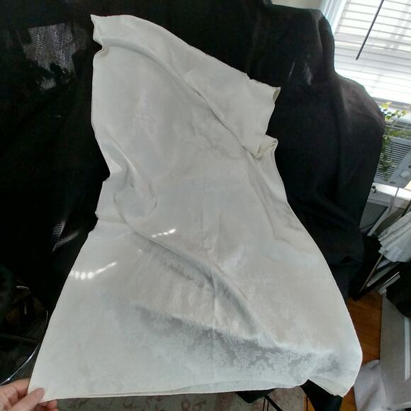 VINTAGE IVORY DAMASK FLORAL PATTERNED FULL SIZE TABLECLOTH, SATINY GORGEOUS! - Picture 8 of 12